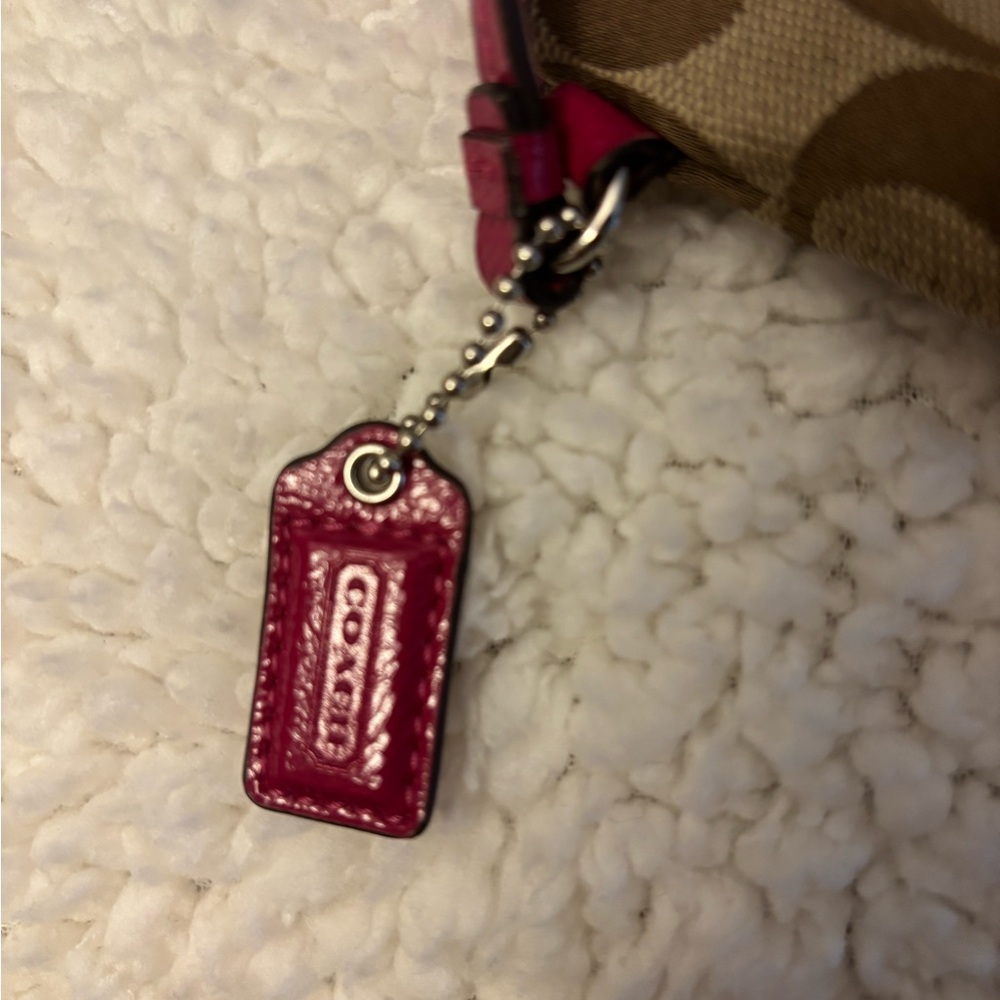 💗 Coach Signature Pink Trim Wristlet NWOT 💗 - Picture 5 of 6